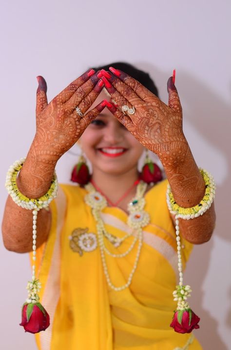 Photo #21 from Shubh photography "Wedding photography" album Haldi Shots Bride, Haldhi Stills Girl, Haldi Images, Haldi Stills, Haldi Pic, Haldi Pics, Haldi Pose, Haldi Poses For Bride, Haldi Poses