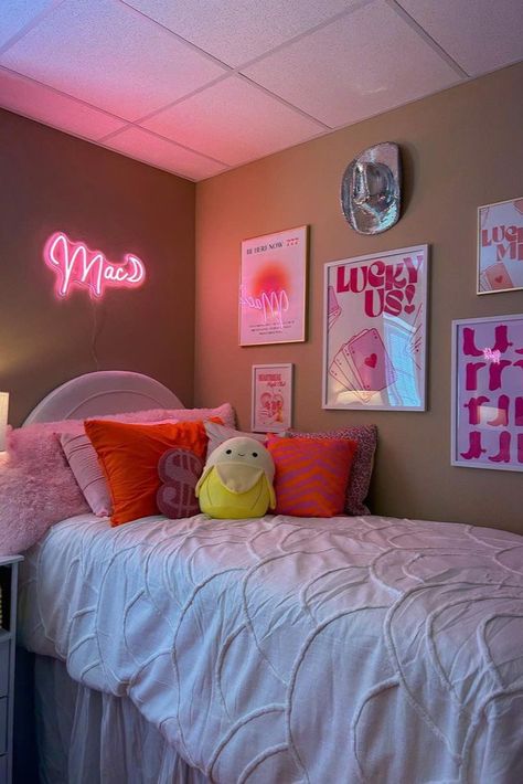 Perfect dorm for all our lucky girls! This is my dream dorm makeover, a cute and easy dorm room! Hawaii Dorm Room Ideas, College Dorm Pink Aesthetic, Vibe Dorm Room, Dorm Inspo Pink, Colorful Dorm Room Ideas, Pink Dorm Room Aesthetic, Funky Dorm Room, Purple Dorm Room, Dorm Room Ideas Pink