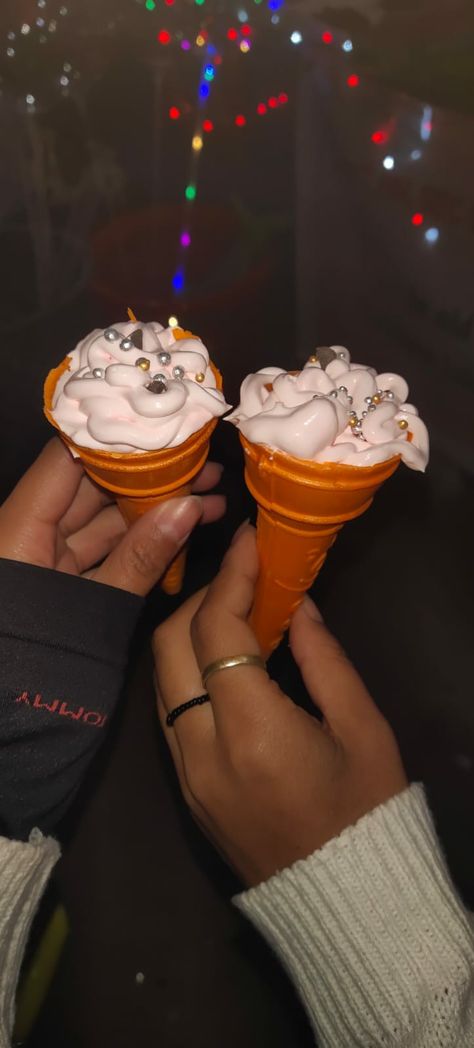 #ice cream#carnivals #cons cream#friends #no face#aesthetic# Bestie No Face Pics, Two Besties Aesthetic No Face, Bsf Pics No Face, No Face Aesthetic, Hands Pics, Bestie Pics, Best Friend Couples, Face Aesthetic, Hand Pictures