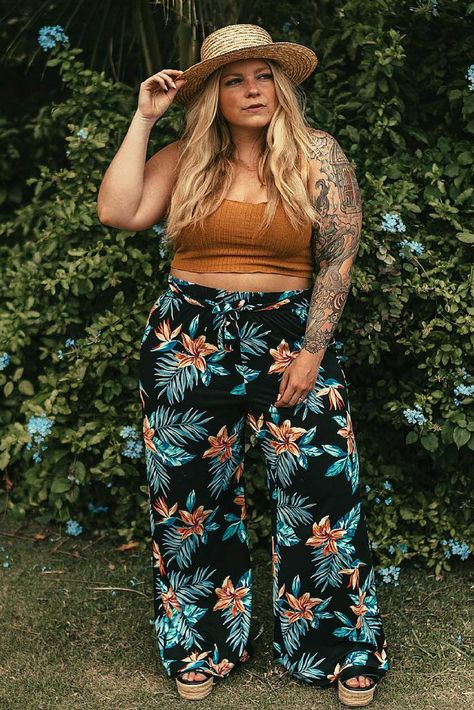 Island Style: Floral Palazzo Pants with Tan Crop Top and Straw Hat | Plus Size Holiday Outfit Beach Outfit Plus Size, Floral Palazzo Pants, Fest Outfits, Plus Size Summer Outfits, Holiday Outfit, Plus Size Summer, Island Style, Pantalon Large, Plus Size Kleidung