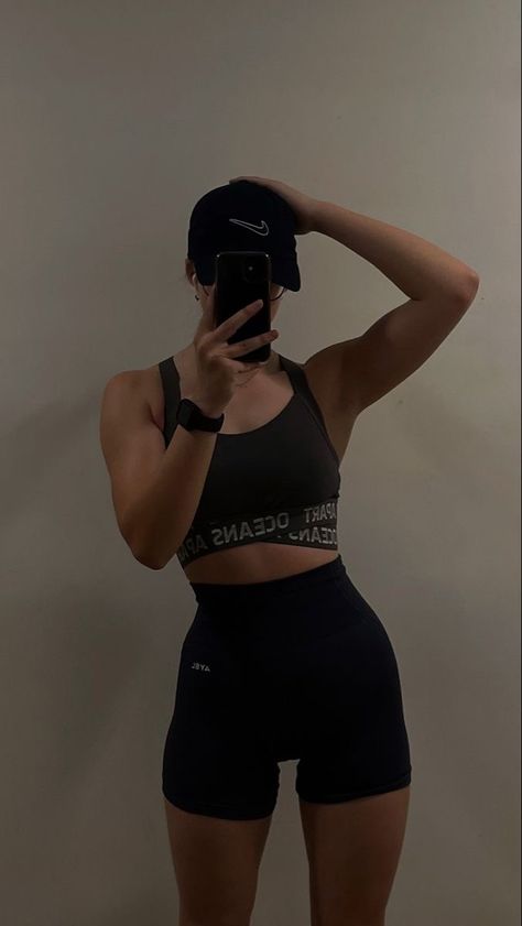 Sleepers Build Gym, Sleeper Body Build, Sleeper Build Gym, Aybl Gym Outfits, Sleeper Build Women, Muscular Girl Aesthetic, Muscular Woman Aesthetic, Sleeper Build, Workout Pics