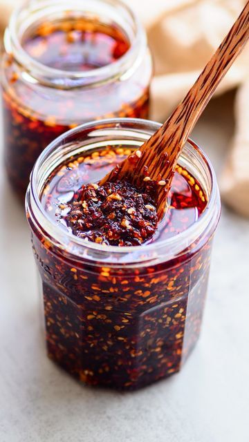 Moon Lai on Instagram: "5 minute garlic Chili Oil. It’s a tasty and spicy homemade chili oil made with red chili flakes, gochugaru, garlic and other ingredients. You can easily make it at home! The process is super quick. All you need to do is heat the oil and then pour it over crushed red pepper flakes. Let it cool, and you’re done! This chili oil is not only delicious, but it also makes a great dipping sauce for rice, noodles, vegetable, dumplings and potstickers. Recipe: 1/2 cup chili flak Macha Salsa Recipe, Chimichurri Dishes, Salsa Matcha Recipe, Salsa Macha Recipe, Macha Sauce, Mexican Chili Oil Recipe, Macha Salsa, Salsa Macha Receta, Machaca Recipe