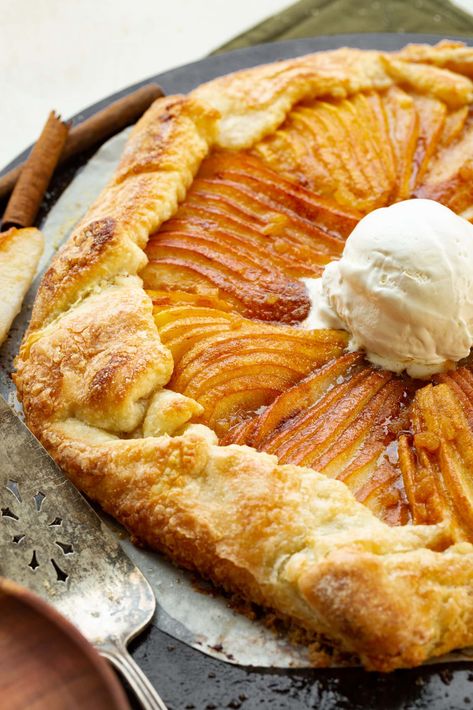 Sugared Pear Galette Pie - Oh Sweet Basil Pear Gallette Recipe Simple, Pear Galette Recipe, Galette Savory, Sweet Galette, Galette Recipe Desserts, Pear Galette, Best Dessert Ever, Vanilla Pie, Pear Dessert