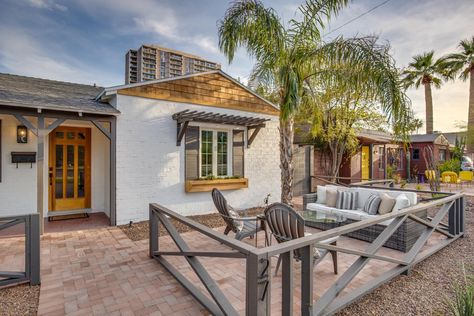 This designer is adding a front courtyard to his housing projects in Phoenix, Arizona to promote neighborly mingling and make good use of yard space. Read more at cottagesandbungalowsmag.com. #courtyard #frontcourtyard #frontyard #community #JamesJudge Front Yard Social Space, Patio In Middle Of Yard, Front Porch Courtyard, Front Courtyard Ideas Entryway Modern, Courtyard Front Of House, Frontyard Courtyard Ideas, Front Courtyard Ideas Court Yard Patio, Small Front Courtyard Ideas, Front Courtyard Design