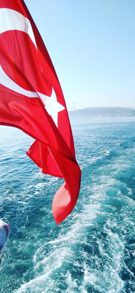 Dubai Beach, Turkish Flag, Istanbul Photography, Muslim Women Hijab, Funny Phone Wallpaper, Vacation Pictures, Tourist Places, Istanbul Turkey, Muslim Women