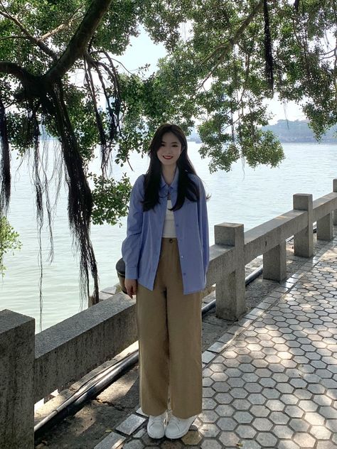 Slacks Summer Outfit, Light Brown Trousers Outfit, Light Brown Pants Outfit, 대학생 스타일, Formal Pants Women, Japan Outfits, Simple Style Outfits, Fashion Top Outfits, Daily Outfit Inspiration