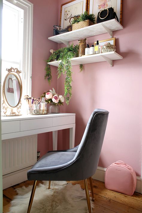 makeup vanity space in pink grey and gold. Kimberly at SwoonWorthy Make-up dressing room reveal. Pink wall color: "Little Green Paint Company’s Hellebore – a soft and warm rose pink colour". Tiny Makeup, Furniture Color Schemes, Pink Bedroom Walls, Vanity Space, Dressing Room Decor, Room Vanity, Pink Bedroom Decor, Dekorasi Kamar Tidur, Design Room