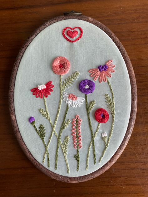 Mothers day gift embroidery idea, hearts and flower embroidery. Easy flowers embroidery. Flower Embroidery Easy, Mothers Day Embroidery, Easy Flowers, Embroidery Easy, Gift Embroidery, Heart Embroidery, Flowers Embroidery, Embroidery Patterns Vintage, Embroidery Ideas