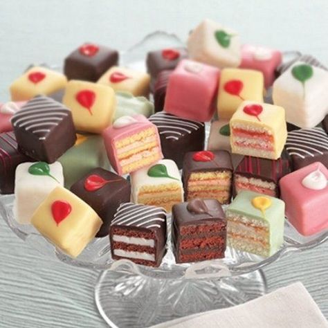 Find out how to Make Good Petit Fours - This submit features a image tutorials and all.... See more by clicking the image Petit Fours Recipe, Recept Sandwiches, Petit Four Recipes, Patisserie Fine, Mini Torte, Afternoon Tea Recipes, Tea Party Food, Oreo Dessert, Fancy Desserts