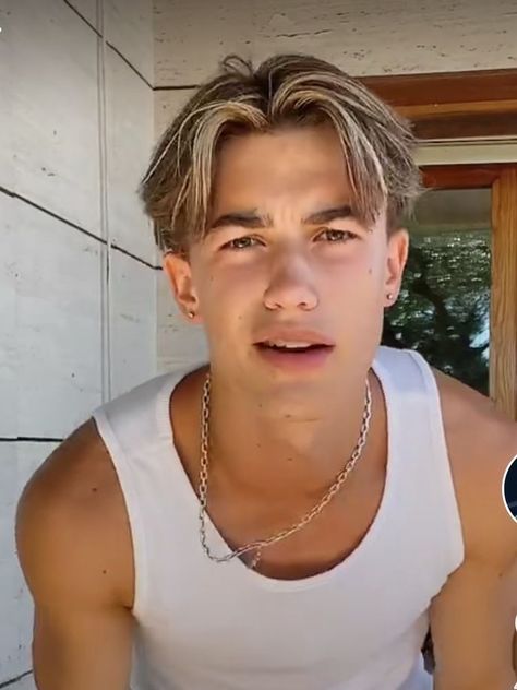 Guys Middle Part Hair, Short Middle Part Hair Men, Men Blonde Highlights, Levi Hair, Boys Hairstyles Trendy, Middle Part Hairstyles Men, Middle Part Haircut, Young Men Haircuts, Haircut Design