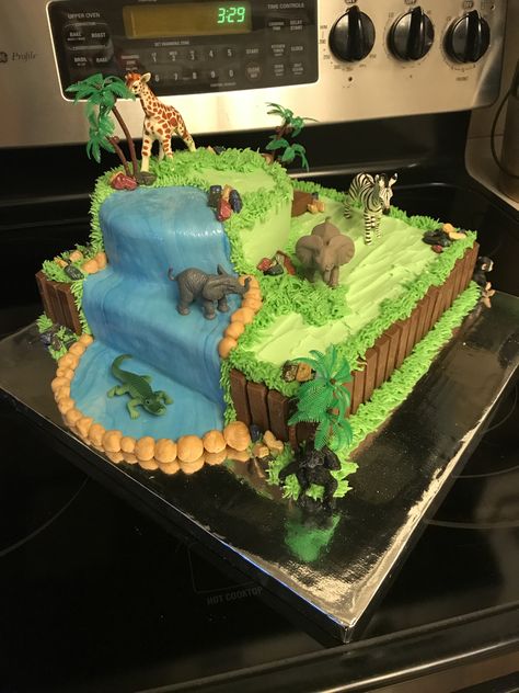 Safari cake Lion Guard Birthday Party, Waterfall Cake, Jungle Birthday Cakes, Pastel Rectangular, Zoo Cake, Jungle Theme Cakes, Animal Birthday Cakes, Wild Birthday Party, Tiger Birthday