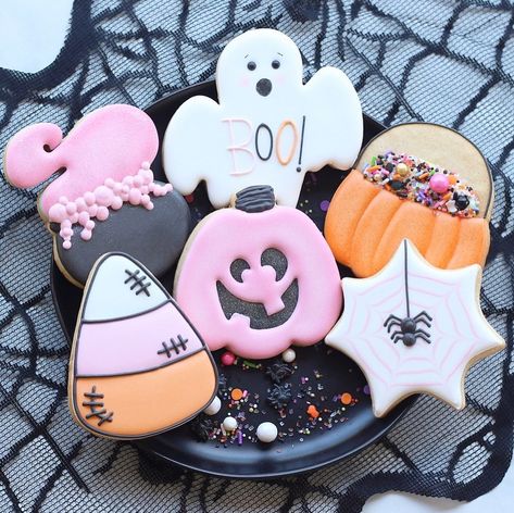 A Modern Cookie on Instagram: “Halloween presale will open tomorrow (Thursday) at 7pm on my website! You can also subscribe to my email newsletter to get first access…” Fall Platter, Dancing Ghost, Pasteles Halloween, Halloween Cookies Decorated, Halloween Sugar Cookies, Heart Cookie, Sugar Cookie Designs, Basic Witch, Fall Cookies