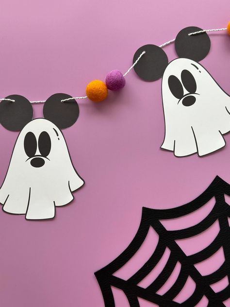 Mickey Halloween Ghost Garland with Template – The Simple Mom Blog Halloween Ghost Garland, Garland Template, Disney Halloween Diy, Disney's Halloween Treat, Mickey Ghost, Ghost Garland, Disney Halloween Decorations, Mickey Halloween Party, Diy Halloween Treats