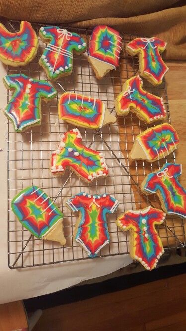 Tie Dye Baby Shower Cookies Tie Dye Gender Reveal, Tie Dye Baby Shower Ideas, Hippie Baby Shower Ideas, Shrek Baby, Hippy Baby, Hippie Baby Shower, Tie Dye Tutorial, Unique Baby Shower Themes, Baby Shower Treats