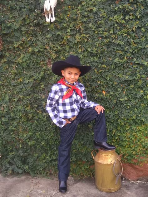 Te matica vaquera Kids Cowboy Outfit, Retro Kids, Cowboy Outfits, Hispanic Heritage Month, Hispanic Heritage, Heritage Month, Fashion Sewing, Cowboy, Kids Outfits