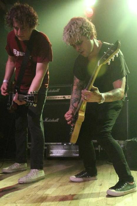 Jason White and Billie Joe Armstrong from Green Day Jason White Green Day, Indie Clothing Brands, Mike Dirnt, Billy Talent, Jason White, Green Day Billie Joe, Indie Clothing, Tré Cool, Joe Armstrong