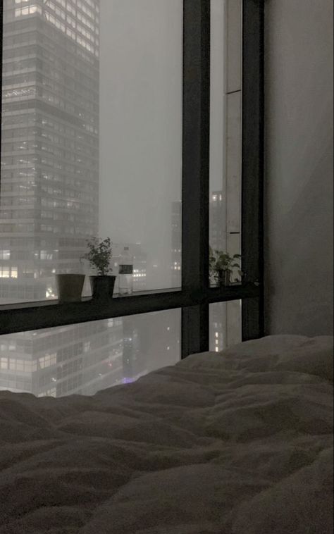 Apartamento New York, Night Bedroom, City View Apartment, Cozy Places, Apartment View, Pinterest Contest, Apartment Aesthetic, Clothes And Shoes, Cozy Aesthetic