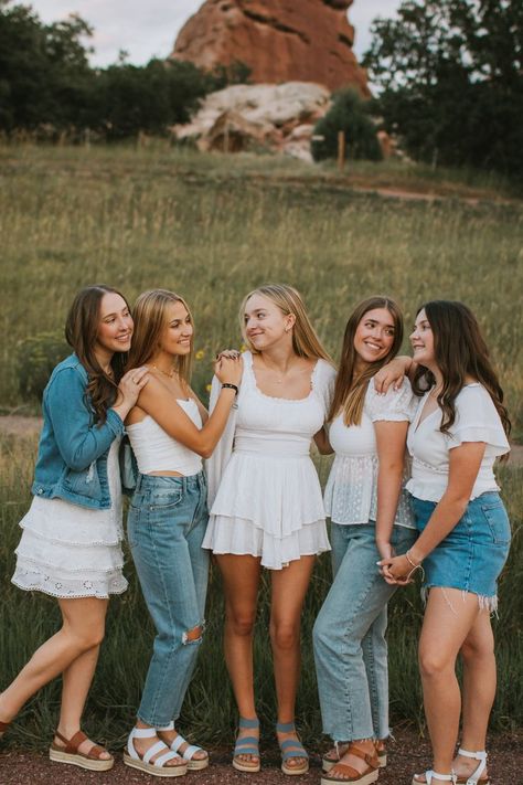 Pose For Group Photos, Mother Day Photo, Aesthetic Mother, Girlfriends Photoshoot, Sorority Photoshoot, Friends Group Photo, Sorority Poses, Group Photo Poses, Gifts Aesthetic