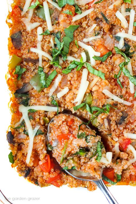 Pizza Quinoa Casserole (Vegan!) - The Garden Grazer Pizza Quinoa, Starch Diet, Gluten Free Freezer Meals, Vegan Weeknight Meals, Casserole Vegan, Garden Grazer, Quinoa Casserole, Vegan Casserole, Healthy Quinoa