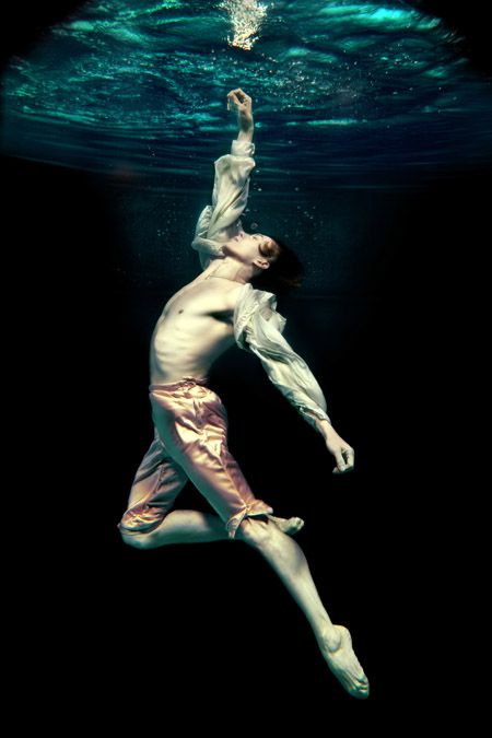 Floating male, reaching Dancing Poses Drawing, Drawing Poses Male, Edgy Photography, Underwater Photoshoot, Dancing Poses, Underwater Portrait, Underwater Art, Illustration Noel, Underwater Photos