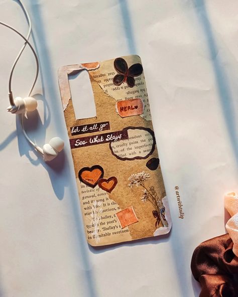 DIY Phone Case ☕🤎📜🧸 Tried journaling for the first time and I loved the process. I don't have any journal kit so I made everything from scratch myself that's why it might not look that good. But believe me the whole process was soooo peaceful😭🤎 and now I want to journal moreeee🥹 Theme - Inner Peace ๋࣭ ⭑ #bodhijournalchallenge @thebodhijournal_ #journal #journaling #journalinspiration #diy #diyphonecase #diyjournal #instagood #bodhijournal #innerpeace #vintage [Art, Journal, Journaling, ... Vintage Art Journal, Vintage Phone Case, Let It All Go, Journal Challenge, Easy Doodle, Easy Doodle Art, Diy Journal, Believe Me, Journal Kit