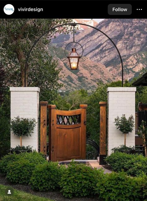 Trellis Gate, Driveway Entrance Landscaping, Iron Garden Gates, Spanish Garden, Farm Layout, Entrance Gates Design, Garden Entrance, Casa Exterior, Farm Decor