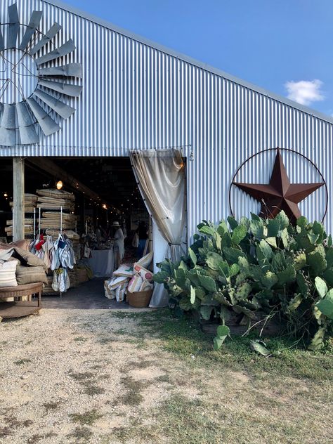 Travel Guide: What to Wear to Round Top Antiques Week - Adored By Alex Round Top Texas Antiques, Southern Road Trips, Texas Lifestyle, Round Top Antiques, Round Top Texas, Chevy Equinox, Antique Show, Texas Travel, Road Trip Fun