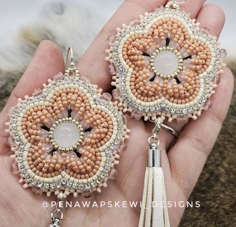 Seed Bead Jewelry Patterns, Felt Beads, Beadwork Designs, Beaded Earrings Diy, Beautiful Beadwork, Beaded Jewlery, Seed Bead Patterns, Beadwork Patterns, Hanging Earrings