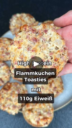 955 reactions · 67 shares | High Protein Flammkuchen Toasties mit 110g Eiweiß 🤌🏼

ℹ️ Nährwerte pro Toastie (12st.)
123kcal | 14g C | 9g P | 3g F

*Werbung
👉🏻 weitere tolle Rezepte und 
Ernährungspläne findest du in meinem Buch
👉🏻 Link ist in der Bio 📖 

👨‍🍳 Zutaten für 12 Toasties
👉🏻 6 Toastbrötchen
👉🏻 100g Saure Sahne
👉🏻 120g Magerquark 
👉🏻 100g Reibekäse light
👉🏻 120g Putenschinkenwürfel 
👉🏻 1 Zwiebel
👉🏻 Salz, Pfeffer & Paprikapulver 

Vermenge alle Zutaten sorgfältig in einer Schüssel. Halbiere die Toasties und bestreiche sie gleichmäßig mit der vorbereiteten Masse. Lege die bestrichenen Toasties auf ein Backblech und backe sie im vorgeheizten Ofen bei 210 Grad Ober- und Unterhitze für 15-20 Minuten, bis sie goldbraun und knusprig sind.

lass sie dir schmecken 😋 High Protein, Snacks, On Instagram