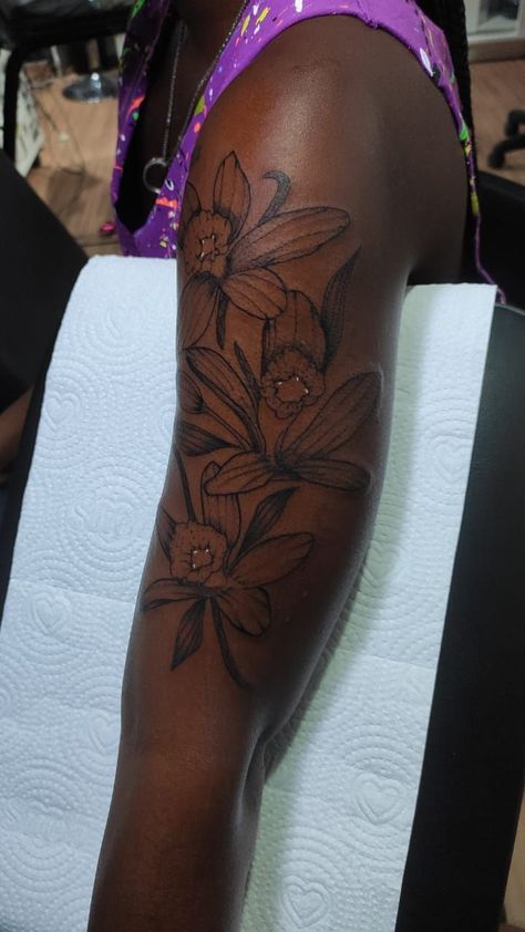 Tree Tattoo Black Women, Ethereal Tattoos Black Women, Tattoos For Black Women Skin, Tattoo Ideas Black Women Dark Skin, Tattoo On Dark Skin Women, Tattoo Ideas Female Dark Skin, Tattoos On Dark Skin Women, Minimalist Flower Tattoos, Flower Tattoos Minimalist