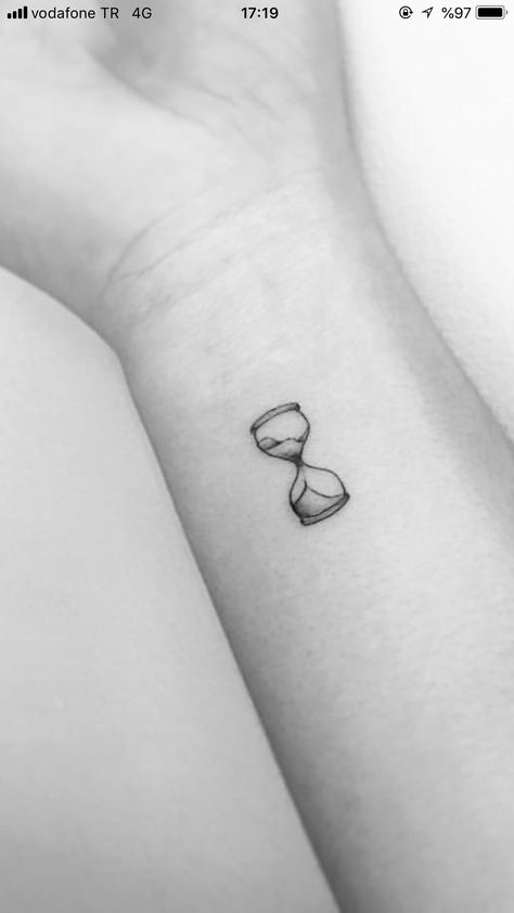 Tattoo Hourglass Small, Tattoo Sand Clock, Only Time Will Tell Tattoo, Hourglass Tattoo Simple, Small Clock Tattoo, Small Hourglass Tattoo, Sand Clock Tattoo, Tattoo Hourglass, Tato Jam