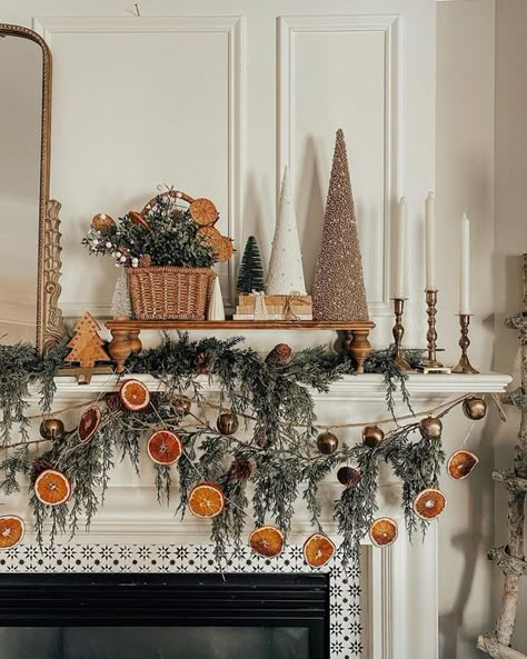 lovely Christmas garlands of dried citrus slices, evergreens and bells are great to style a mantel Vintage Christmas Mantle, Diy Christmas Garland, Natural Christmas Decor, Garland Ideas, Cozy Christmas Decor, Orange Christmas, Christmas Decor Inspiration, Cottage Christmas, Christmas Interiors