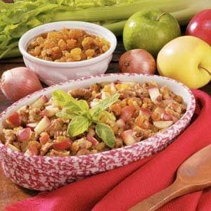 Baked Apple-Raisin Stuffing Crockpot Stuffing, Apple Stuffing, Turkey Dressing, Cinnamon Raisin Bread, Halloween Dishes, Baked Apple, Stuffing Recipes, Nutritious Snacks, Baked Apples