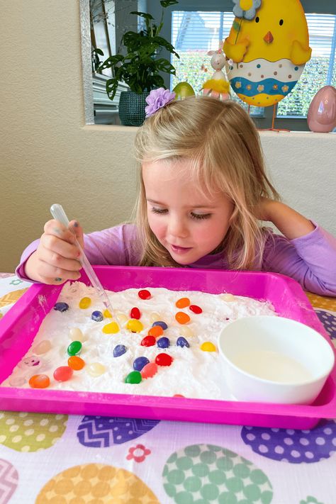 Bubbling Easter Jelly Bean Science Experiment - Friends Art Lab Bean Science Experiment, Jelly Bean Science Experiment, Easter Science Experiments, Easter Science, Science For Toddlers, Jelly Beans Easter, Baking Soda Vinegar, Easter Preschool, Board Games For Kids