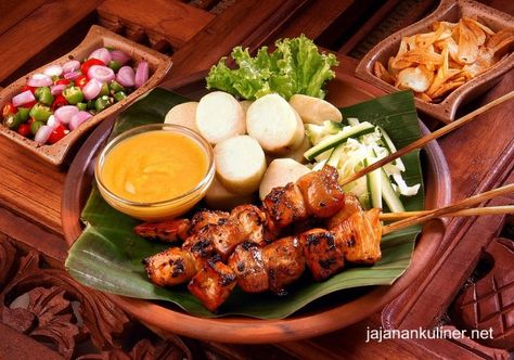 Indonesian chicken satay with nut sauce and lontong Chicken Satay Marinade, Sweet And Sour Vegetables, Thai Chicken Recipes, Sauce Satay, Chicken Satay Recipe, Satay Recipe, Satay Sauce, Sauce Chicken, Chicken Satay