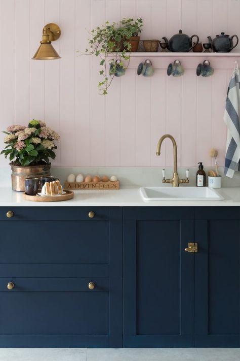 Pink Kitchen Designs, Pink Cabinets, Navy Kitchen, Life Kitchen, Shaker Kitchen, Hus Inspiration, Kitchen Extension, Pink Kitchen, Kitchen Color