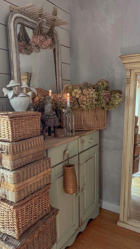 LivingCountryCottage-Ambyr (@livingcountrycottage) • Instagram photos and videos Basket Display Ideas, Wicker Basket Decor Ideas, Decorating With Baskets, Country French Decor, Neutral Decorating, Wicker Basket Decor, Basket Decor Ideas, Goodwill Hunting, French Cottage Decor