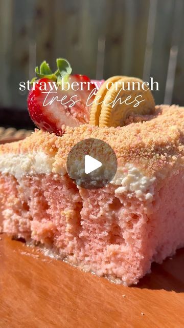 ɢᴇɴᴇᴠɪᴇᴠᴇ ᴄᴀʀʀᴀɴᴢᴀ on Instagram: "Strawberry Cruch Tres Leches Cake 🍓🍰 you can find this immersion blender at @icuracao_usa 🛒
•
•
Cake: follow box instructions replace water with milk add 1 tsp strawberry extract
Tres leches: 1 evaporated milk, 1 condensed milk, 2 cups strawberries, 1 tsp vanilla extract
Whip cream: 2 cups heavy whipping cream, 1/2 cup white powder sugar, 1 tbsp vanilla
Crunch: gold Oreos, strawberry wafer cookies 
Bake 350 for 35 min
•
•
#tresleches #mexicancake #mexicanfood #strawberrycrunch #postres #cake #easy #receta #easyrecipe #mexicanrecipes #desserts #recipeshare #simplerecipes #explorepage" Red Velvet Tres Leches Cake, Gold Oreos, Strawberry Tres Leches Cake, Strawberry Tres Leches, Usa Cake, Mexican Cake, Strawberry Extract, Leches Cake, Powder Sugar