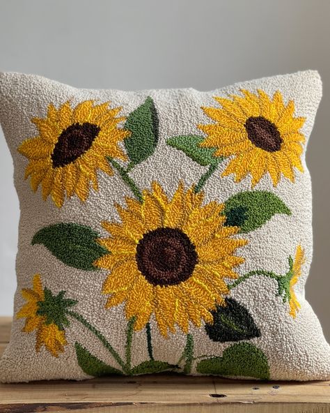 Instagram Punch Needle Sunflower, Needlepunch Embroidery, Flower Pillows, Needle Cushion, Embroidery Cushion, Cushion Embroidery, Punch Needle Patterns, Handmade Embroidery Designs, Needle Embroidery