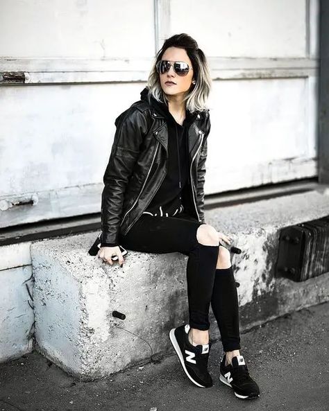 Explore 22 Trendy Black Sneakers Outfit Ideas for 2024 Style Black Sneakers Outfit, Black Sneakers Women, New Balance Outfit, Urban Apparel, Sneaker Outfits, Fall Fashion Trends Women, All Black Fashion, Sneakers Fashion Outfits, Urban Fashion Women