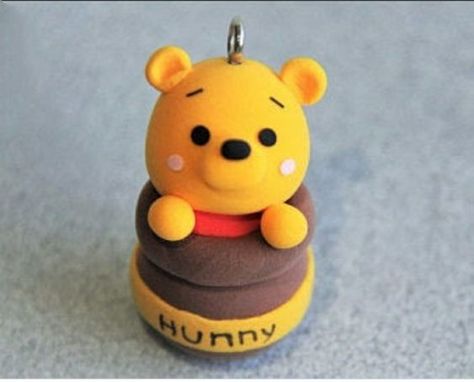 Winnie The Pooh Polymer Clay, Polymer Clay Disney Charms, Polymer Clay Disney, Easy Clay Sculptures, Crea Fimo, Clay Crafts For Kids, Polymer Clay Kawaii, Clay Keychain, Polymer Clay Figures