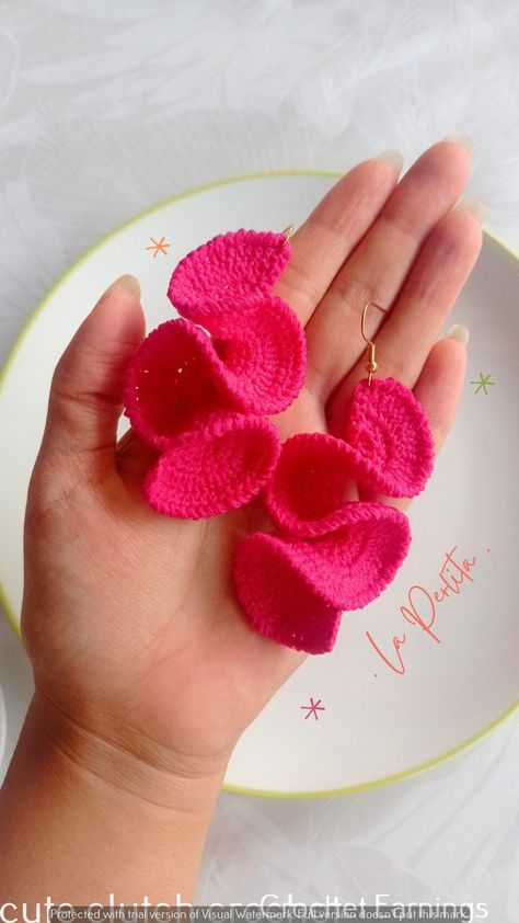 Crochet gifts-How to Make Trendy Crochet Earrings at Home Crochet Jewlery, Crochet Jewelry Patterns, Crochet Earrings Pattern, Mode Crochet, Crochet Business, Fabric Earrings, Crochet Fashion Patterns, Crochet Diy, Crochet Flower Patterns