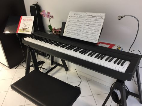 Hack a piano stand for less than 40 euros! Roll Down Shades, Ikea Office Furniture, Ikea Galant, Best Ikea Finds, Piano Stand, Recording Studio Ideas, Piano Desk, Music Desk, Easy Ikea Hacks