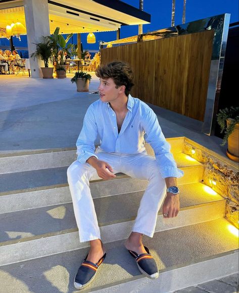 Summer Fashion Europe, Parisian Summer Outfits, Greece Outfit Ideas, London Outfit Ideas, Europe Travel Outfits Summer, Outfit London, Old Money Men, Tourist Outfit, Money Men