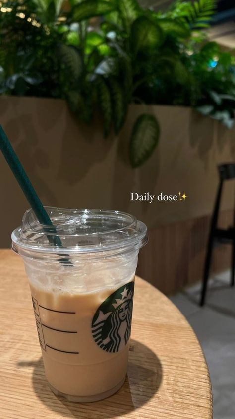 Coffee Captions Instagram, Café Starbucks, Starbucks Aesthetic, Food Captions, Easy Coffee Recipes, Coffee Shop Aesthetic, Coffee Obsession, Pretty Drinks, Iced Latte