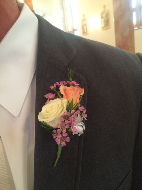 Cute Corsage And Boutonniere, Boutineer Ideas Homecoming, Prom Boutineer Ideas, Diy Boutonniere Prom, Boutineer Ideas Prom, Boutonnière Prom, Hoco Brunch, Hoco Corsage, Hoco Bouquet