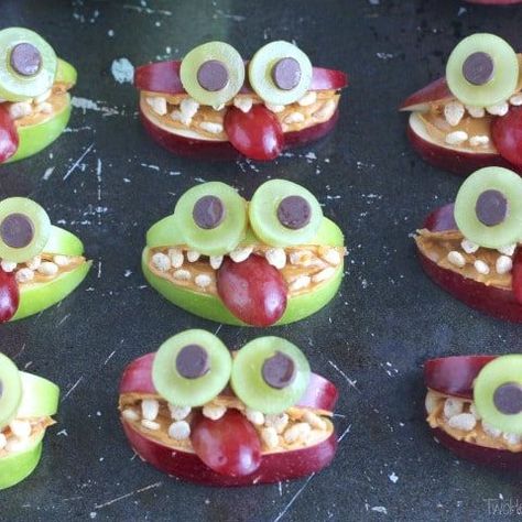 Creepy Halloween Recipes, Apple Monsters, Halloween Edible Crafts, Monster Fruit, Healthy Halloween Party Food, Fun Halloween Party Food, Fruit Treats, Halloween Lunch Box, Halloween Treats To Make