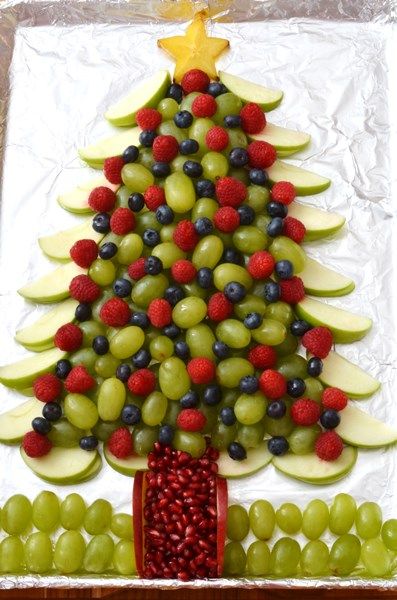 Edible Christmas Tree! Super cute holiday appetizer #saslife Edible Christmas Tree, Party Rolls, Appetizer Christmas, Simple Appetizer, Holiday Fruit, Fruit Ideas, Appetizer Tray, Cheese Roll, Turkey Cheese