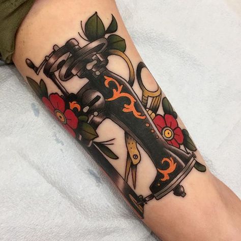 Sewing machine for Olivia Sewing Machine Tattoo, Sewing Tattoos, Knitting Tattoo, Wallpaper Hippie, Tribute Tattoos, Machine Tattoo, American Tattoos, 3d Tattoo, Vintage Tattoo