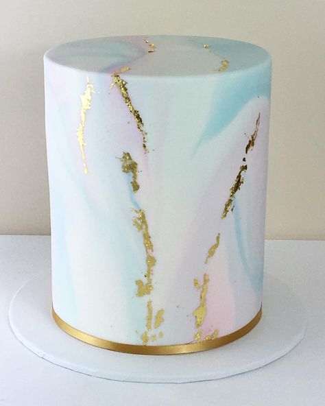 Gradient Cake Design, Marbled Birthday Cake, Marble Gender Reveal Cake, Pink And Blue Cake Ideas, Pink And Blue Baby Shower Cake, Marble Fondant Cake, Pink Christening Cake, Pink And Blue Cake, Birthday Cake For Mum